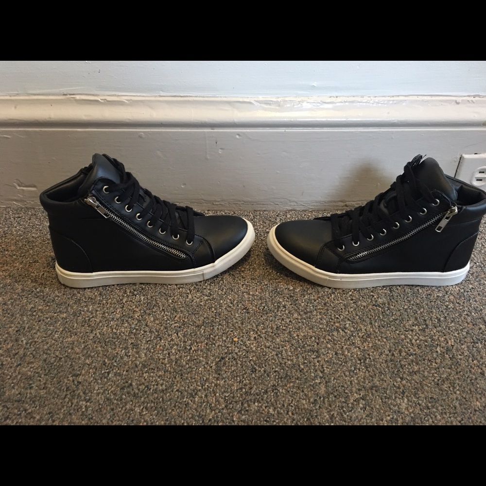 Steve Madden women's zip up side sneakers black